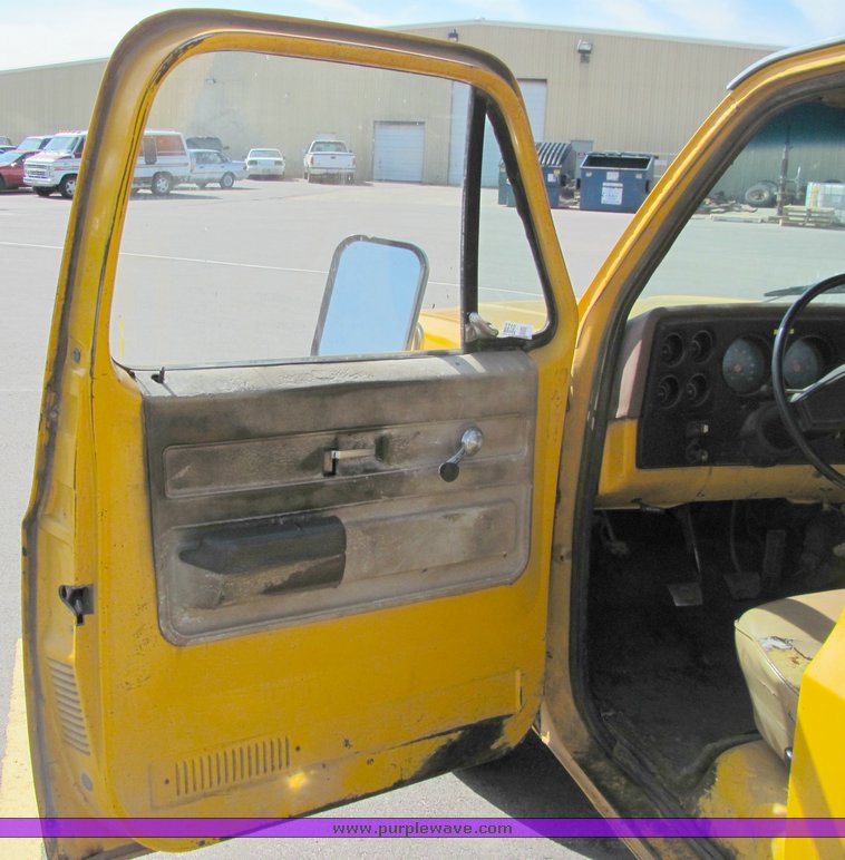 image for item 3310 1976 GMC Sierra 2500 pickup