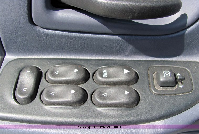 image for item 3380 1999 Ford Windstar LX