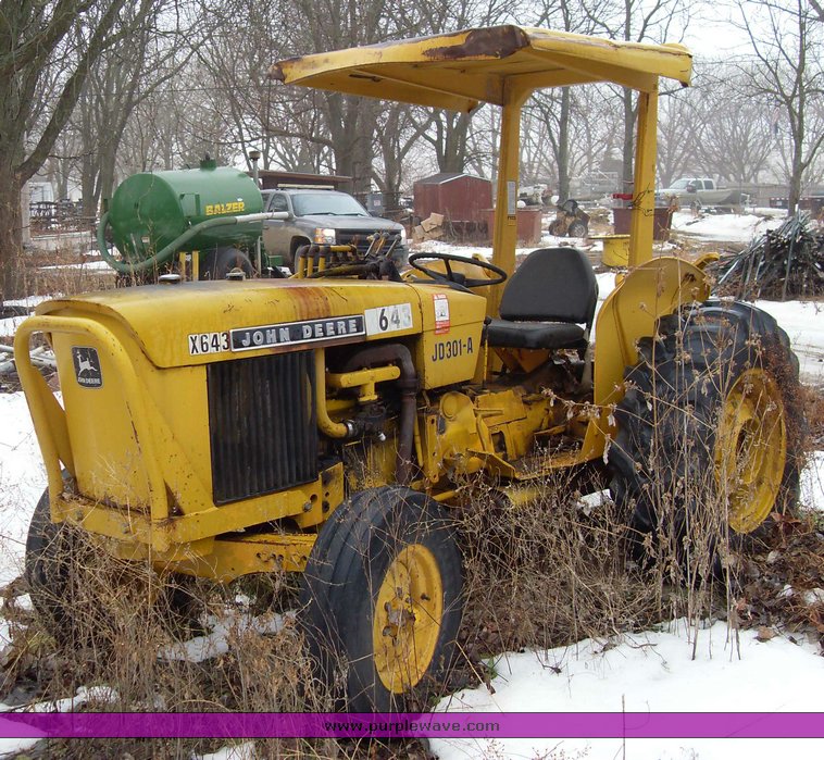 image for item 3393 1976 John Deere 301A tractor