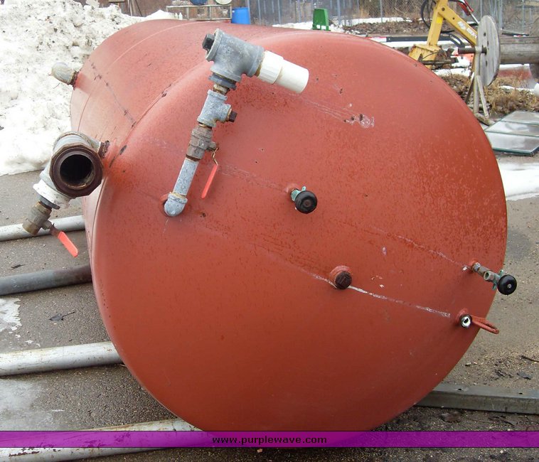 image for item 3395 1000 gallon water pressure tank