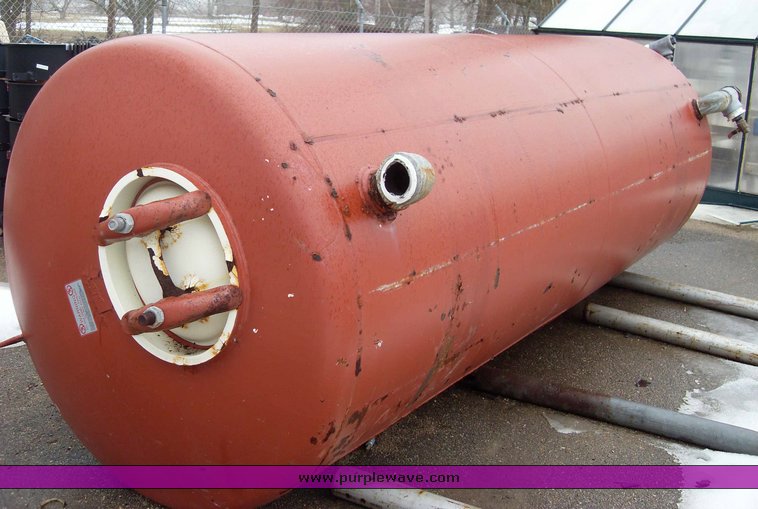 image for item 3395 1000 gallon water pressure tank