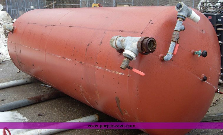 image for item 3395 1000 gallon water pressure tank