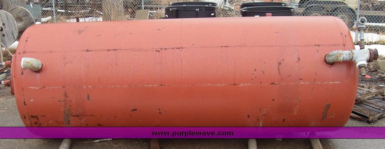 image for item 3395 1000 gallon water pressure tank