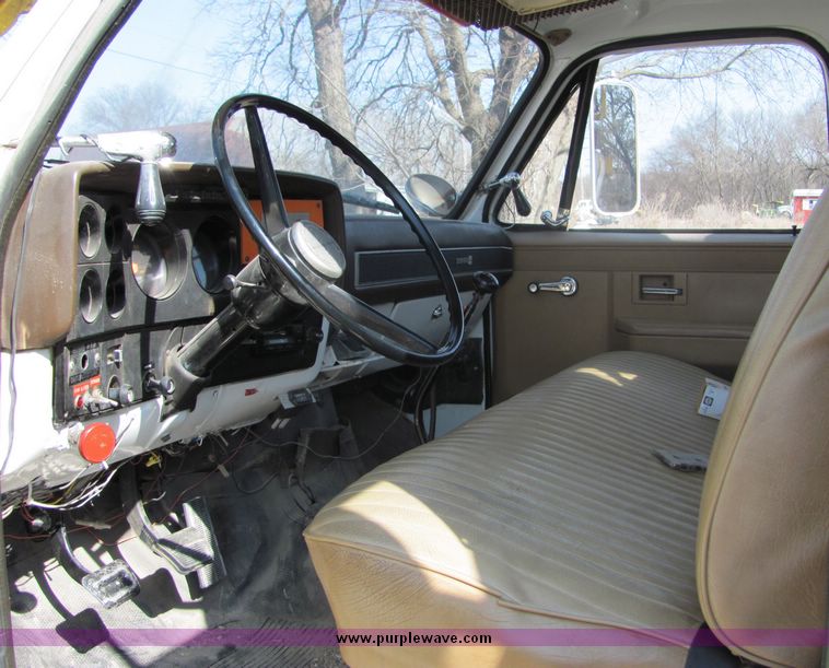 image for item 3448 1985 GMC C6500 C7D042 auger truck