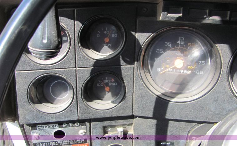 image for item 3448 1985 GMC C6500 C7D042 auger truck