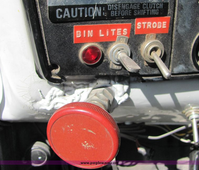 image for item 3448 1985 GMC C6500 C7D042 auger truck