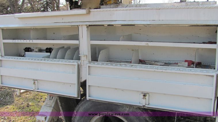 image for item 3448 1985 GMC C6500 C7D042 auger truck