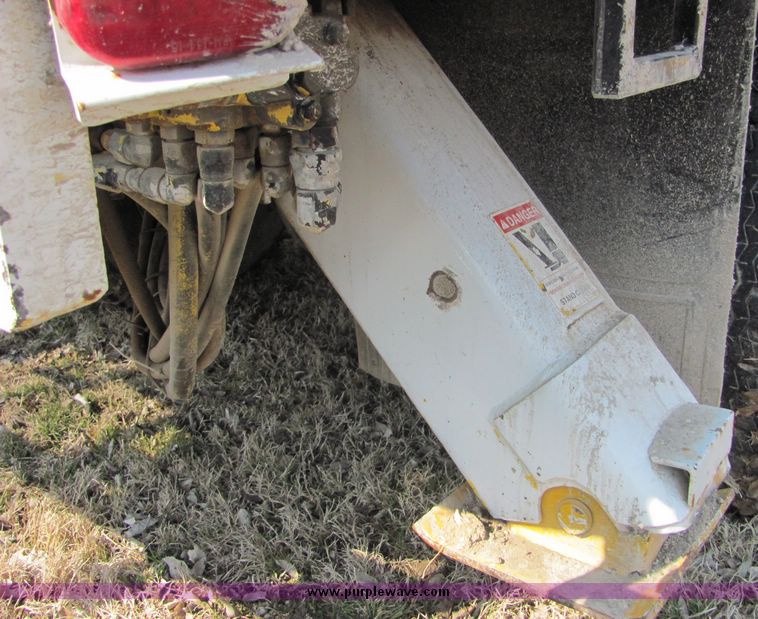 image for item 3448 1985 GMC C6500 C7D042 auger truck