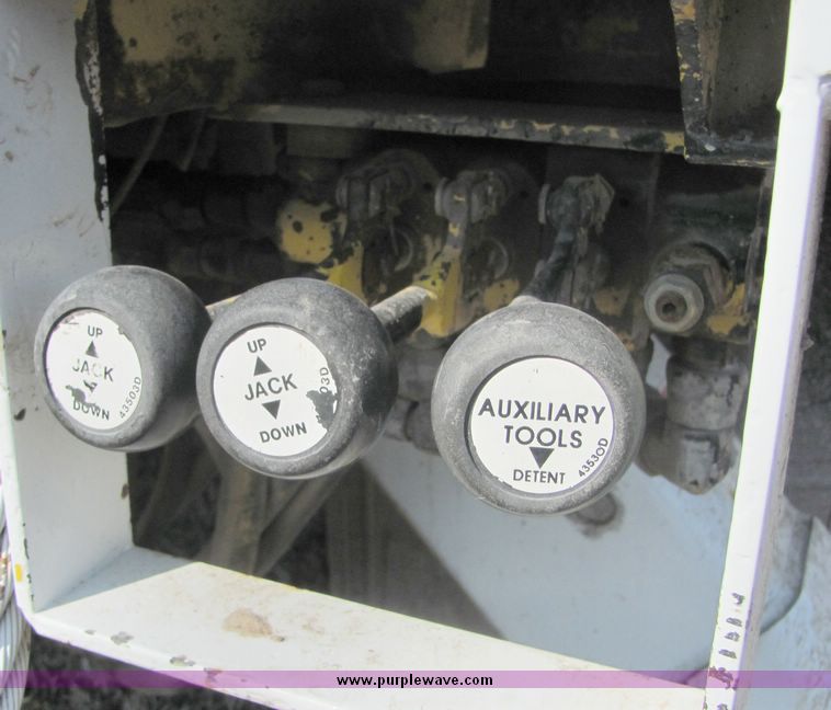 image for item 3448 1985 GMC C6500 C7D042 auger truck