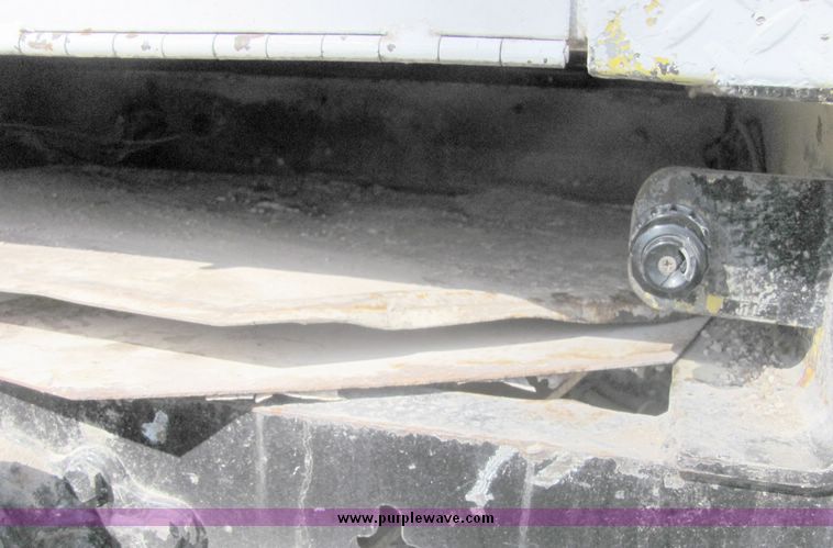 image for item 3448 1985 GMC C6500 C7D042 auger truck