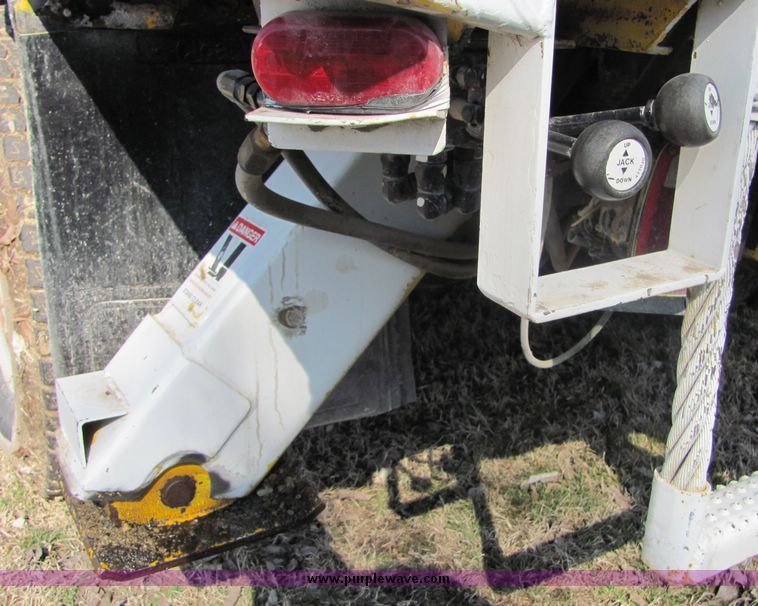 image for item 3448 1985 GMC C6500 C7D042 auger truck