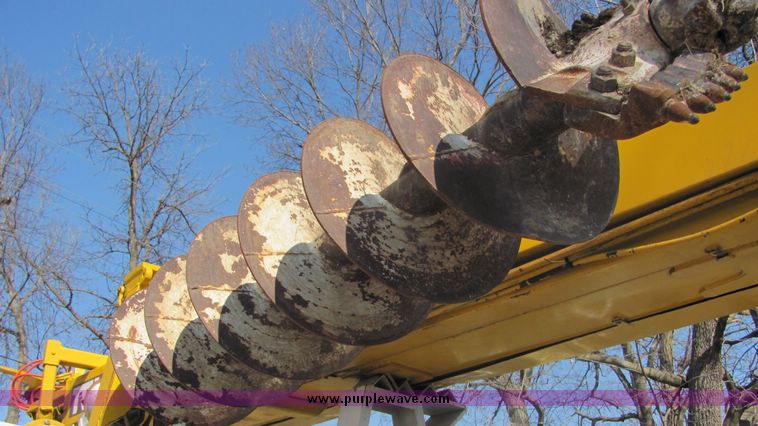 image for item 3448 1985 GMC C6500 C7D042 auger truck