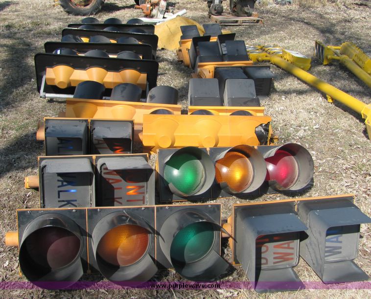 image for item 3450 (16) assorted traffic lights