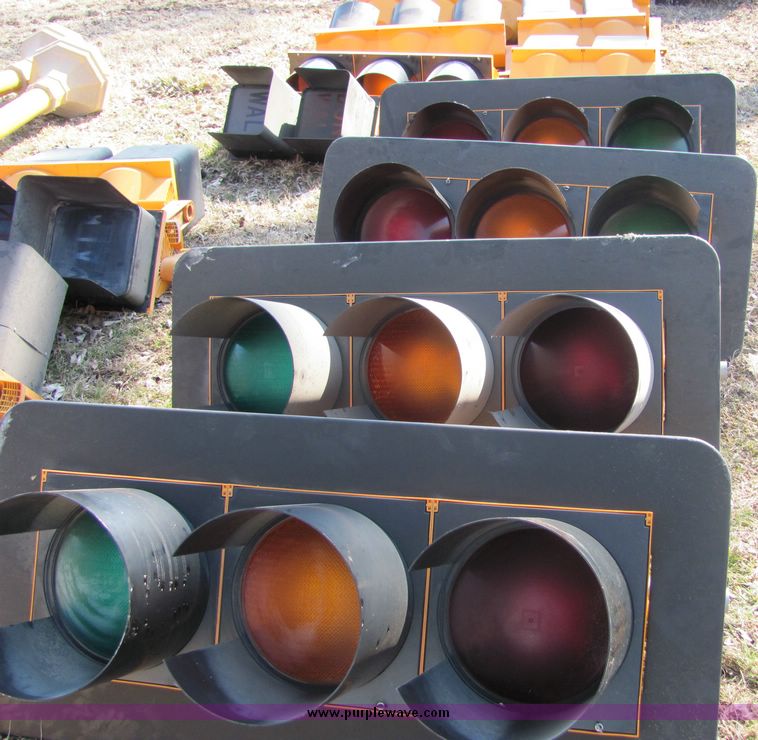 image for item 3450 (16) assorted traffic lights
