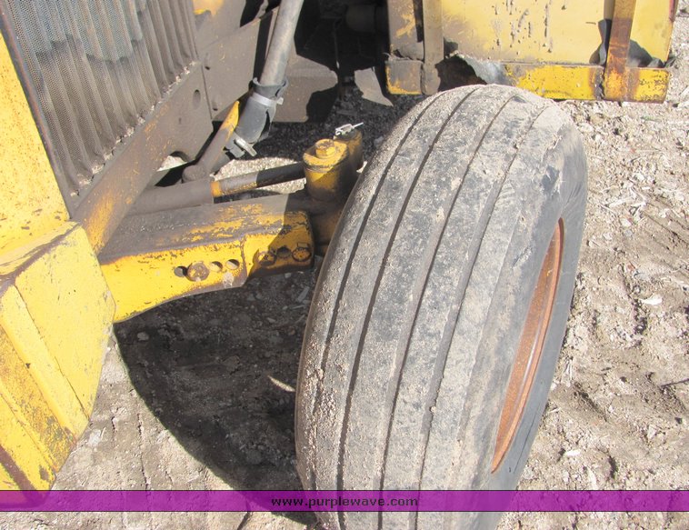 image for item 3495 1976 John Deere W-9 tractor