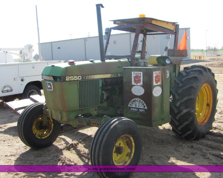 image for item 3498 1985 John Deere W-2 tractor