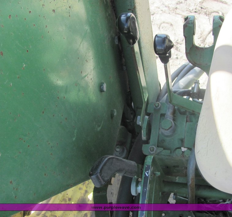 image for item 3498 1985 John Deere W-2 tractor