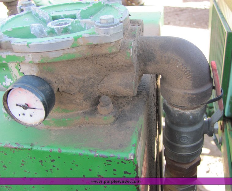 image for item 3498 1985 John Deere W-2 tractor