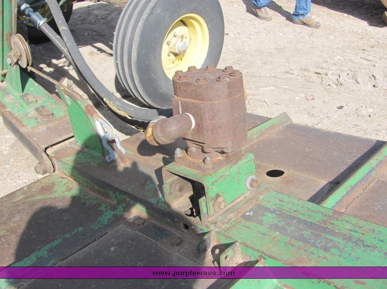 image for item 3498 1985 John Deere W-2 tractor