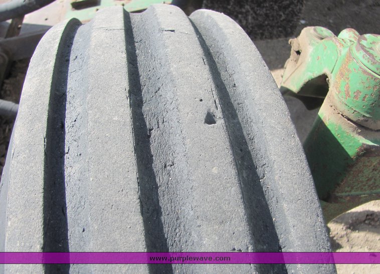 image for item 3498 1985 John Deere W-2 tractor