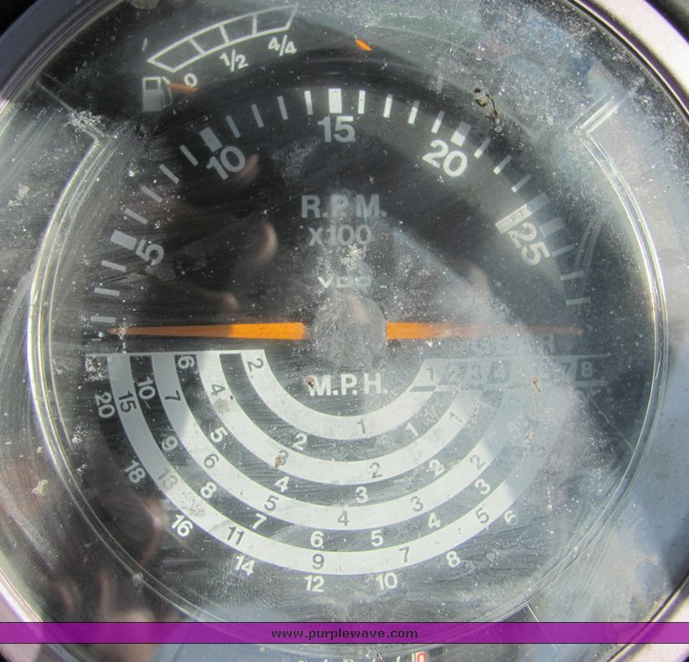 image for item 3498 1985 John Deere W-2 tractor