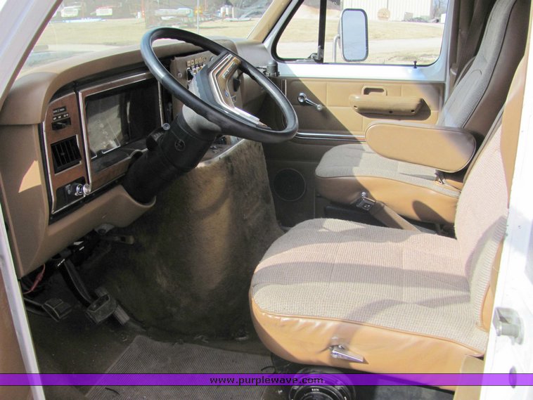 image for item 5077 1987 Ford E-350 Econoline ambulance