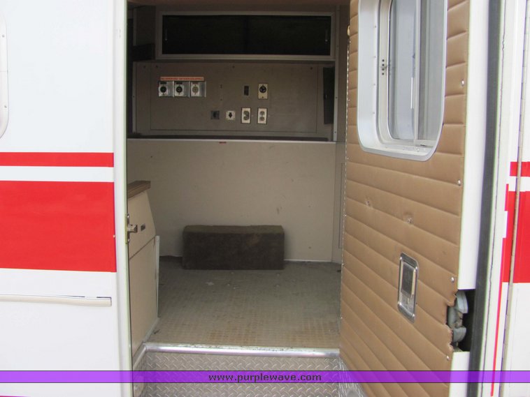 image for item 5077 1987 Ford E-350 Econoline ambulance