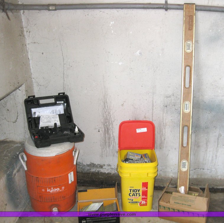 image for item 8974 Assorted roofing nails