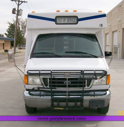 image for item 9008 2003 Ford E450 Super Duty transit vehicle