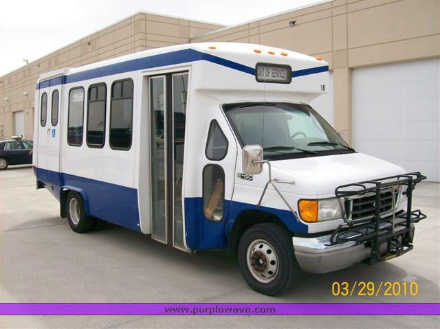 image for item 9008 2003 Ford E450 Super Duty transit vehicle