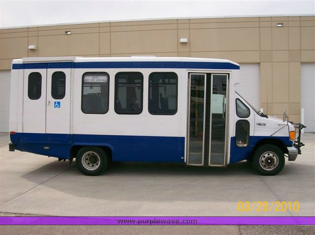 image for item 9008 2003 Ford E450 Super Duty transit vehicle