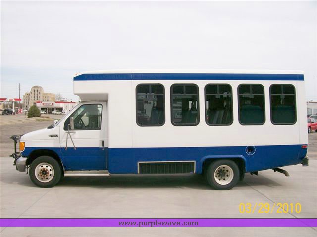 image for item 9008 2003 Ford E450 Super Duty transit vehicle