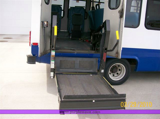 image for item 9008 2003 Ford E450 Super Duty transit vehicle