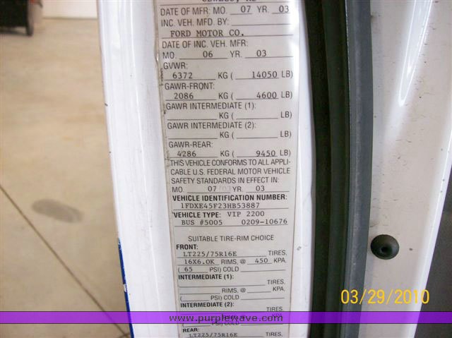 image for item 9008 2003 Ford E450 Super Duty transit vehicle