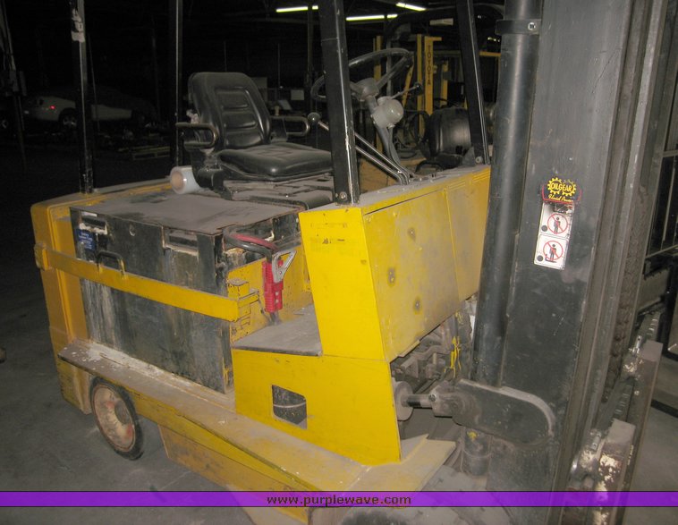 image for item 3042 Yale forklift