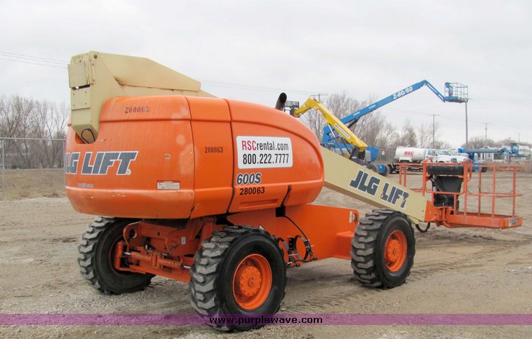 image for item 3284 1999 JLG 600S boom lift