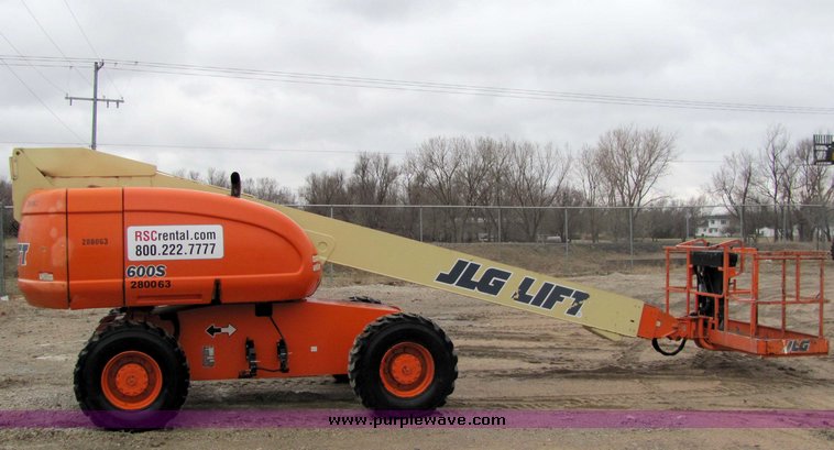 image for item 3284 1999 JLG 600S boom lift