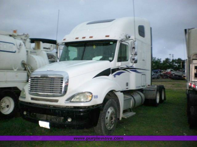 image for item 1002 2004 Freightliner Columbia semi tractor