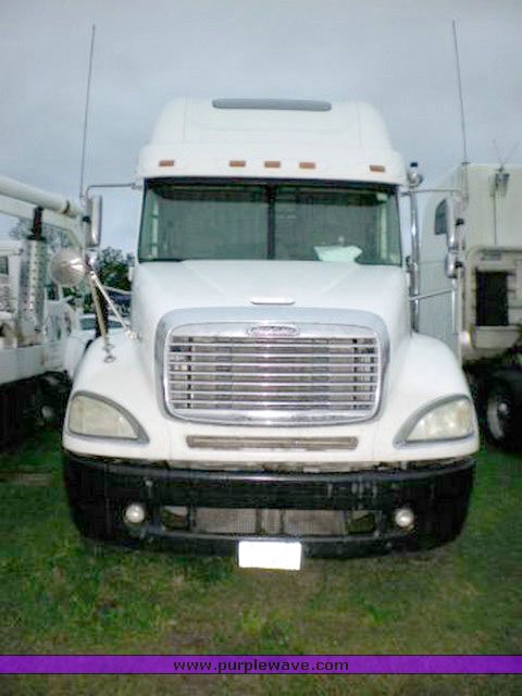image for item 1002 2004 Freightliner Columbia semi tractor