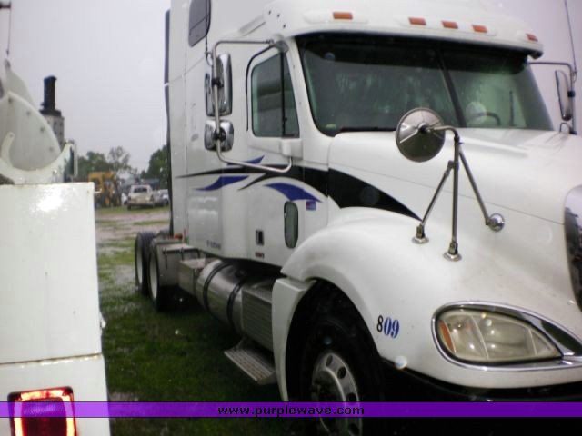 image for item 1002 2004 Freightliner Columbia semi tractor