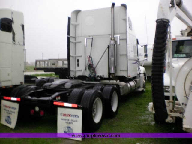 image for item 1002 2004 Freightliner Columbia semi tractor