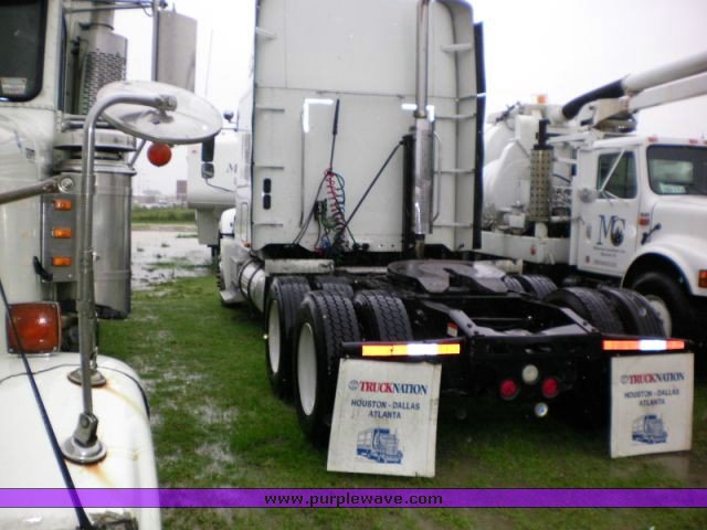 image for item 1002 2004 Freightliner Columbia semi tractor