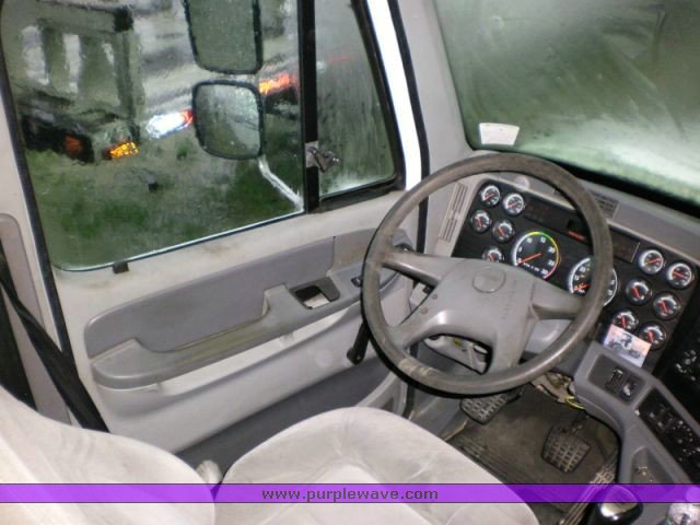 image for item 1002 2004 Freightliner Columbia semi tractor