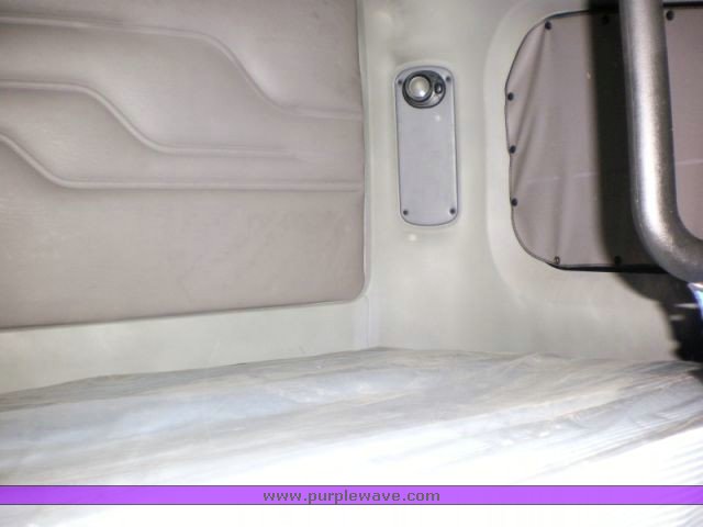 image for item 1002 2004 Freightliner Columbia semi tractor