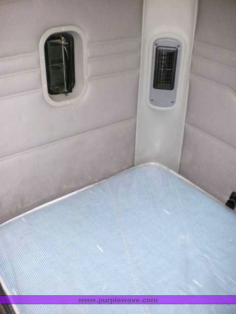 image for item 1002 2004 Freightliner Columbia semi tractor