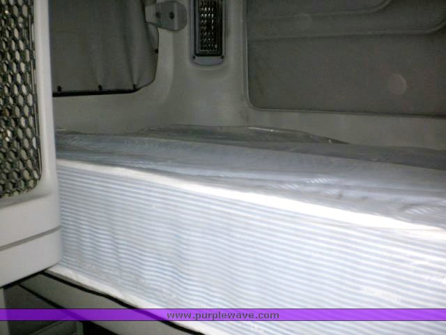 image for item 1002 2004 Freightliner Columbia semi tractor