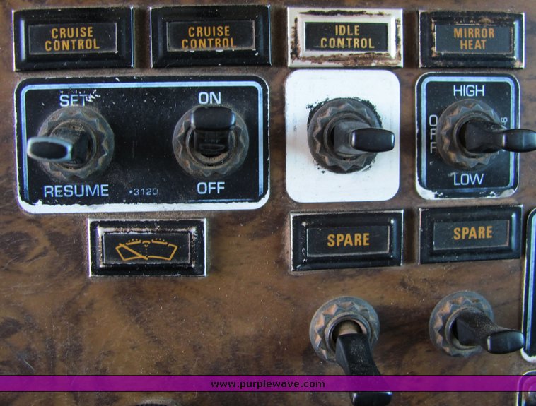 image for item 3122 1991 Kenworth T800 sleeper semi truck