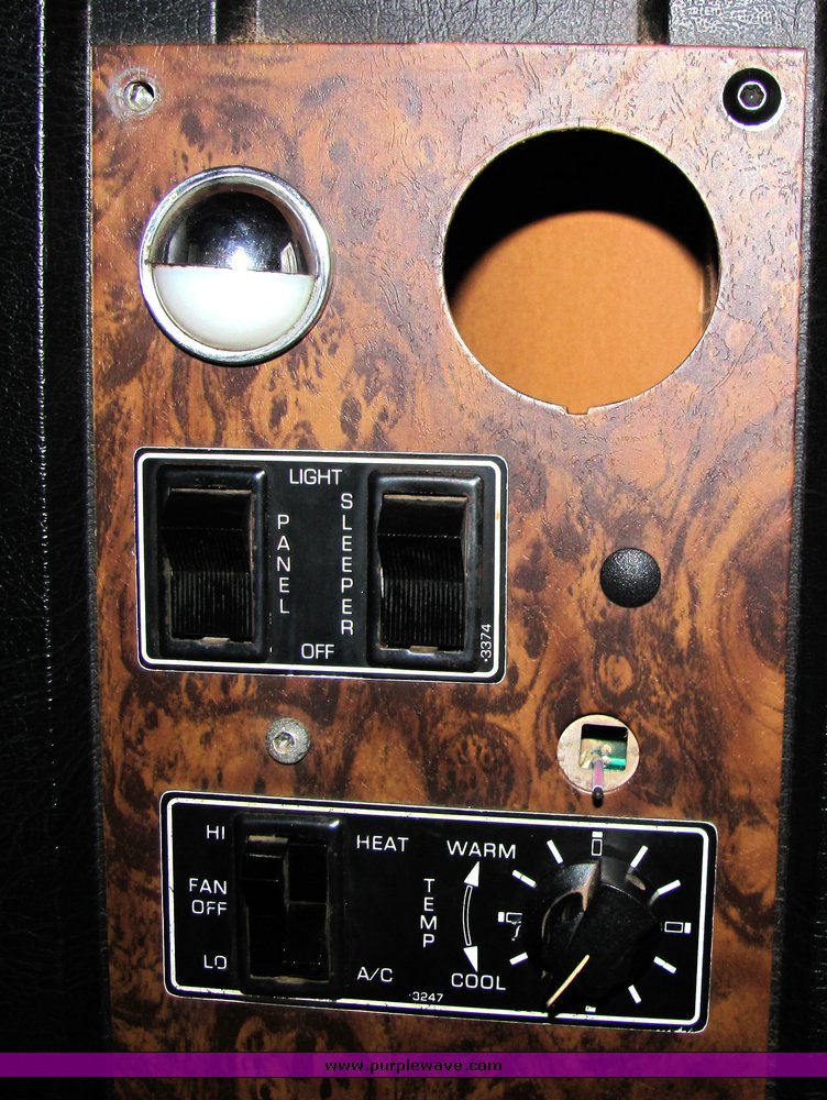 image for item 3122 1991 Kenworth T800 sleeper semi truck