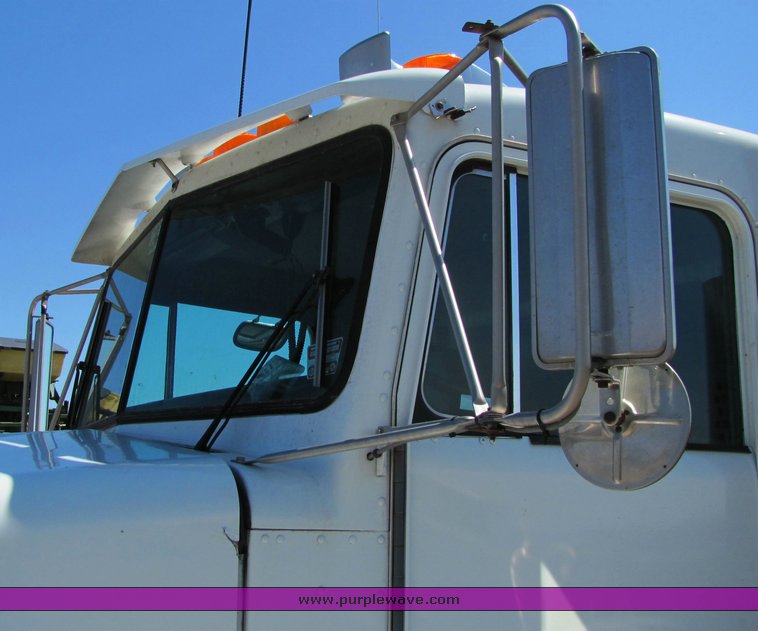 image for item 3122 1991 Kenworth T800 sleeper semi truck