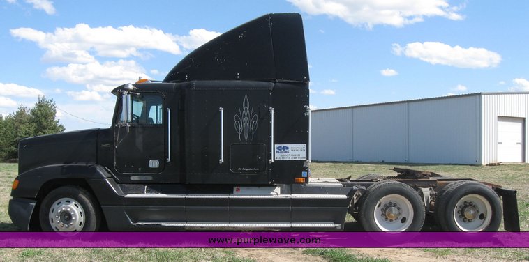image for item 3962 1993 Freightliner FL120 semi tractor